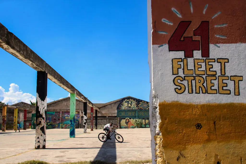 Wand mit gemaltem "44 Fleet Street"-Schriftzug