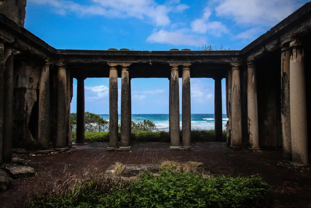 Verlassene Villa mit Säulen und Meerblick