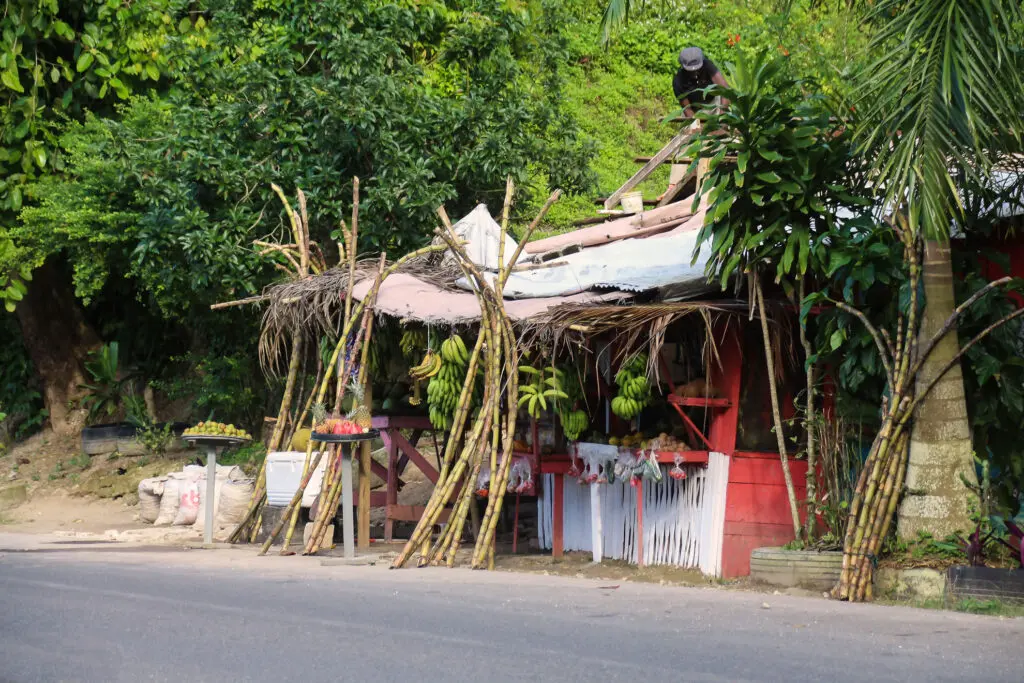 Einfacher Straßenstand mit Holzverkleidung
