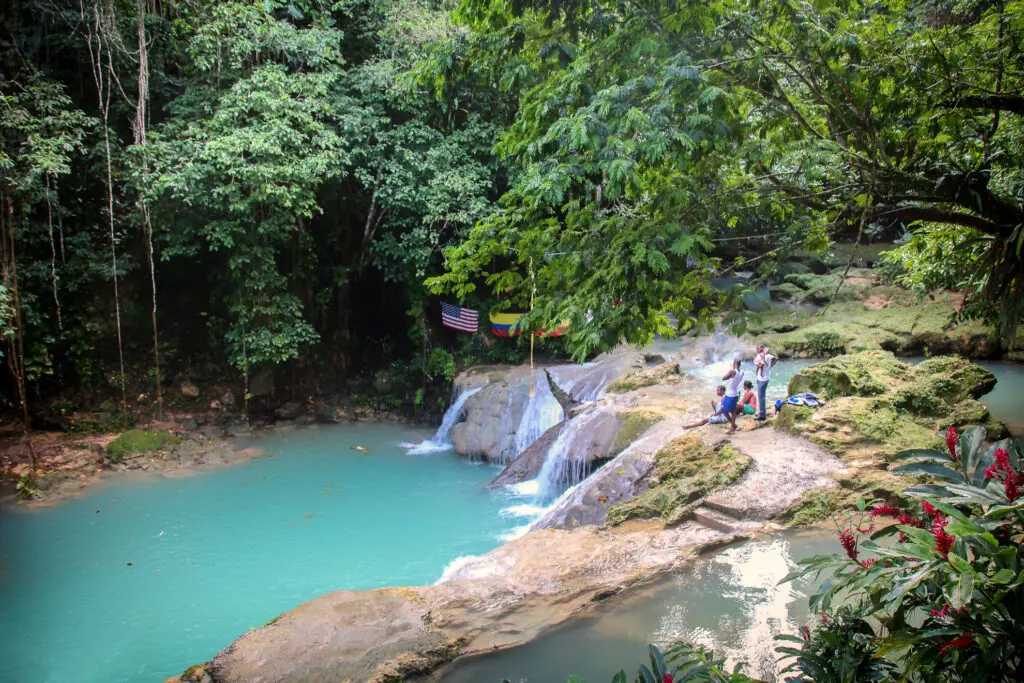 Kleiner Wasserfall in türkisfarbenem Naturbecken