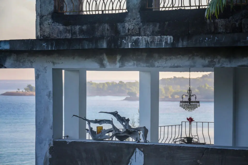 Blick durchs Fenster auf das Meer