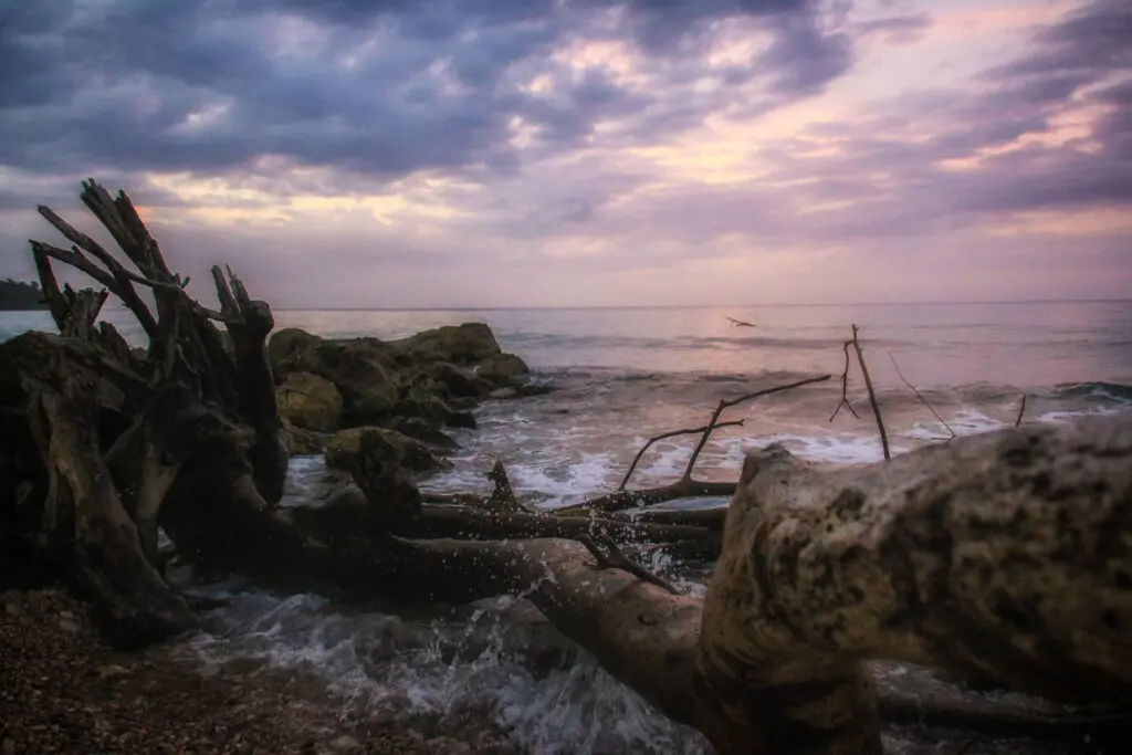 Sonnenuntergang an Jamaikas felsiger Küste