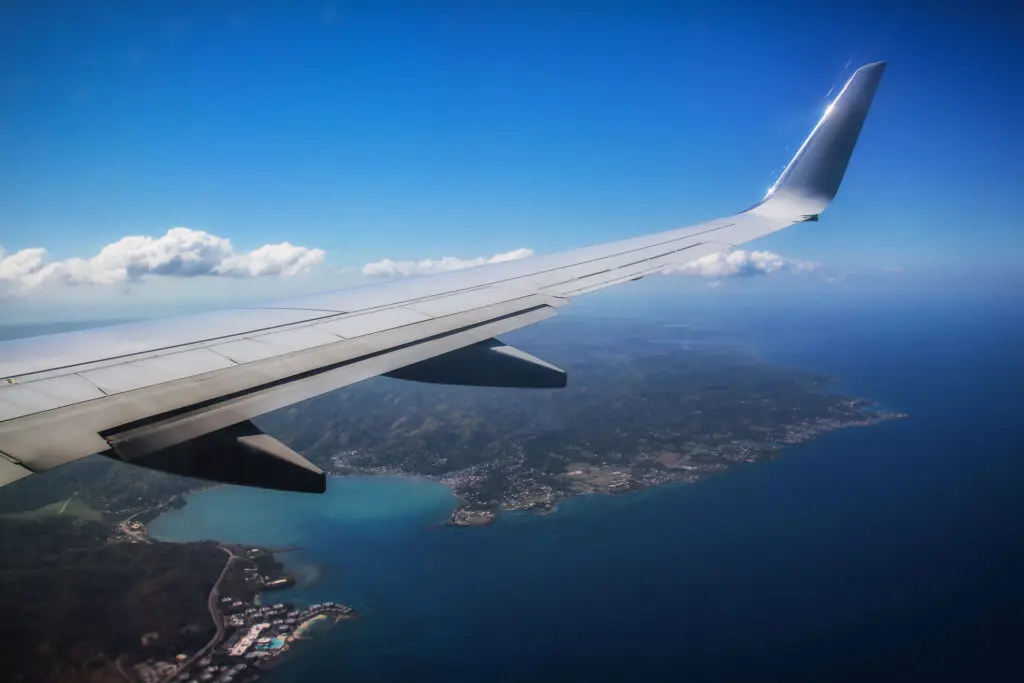 Blick aus dem Flugzeugfenster über Jamaika