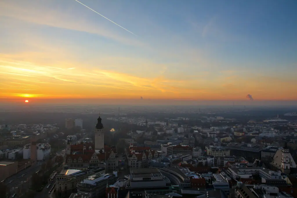 Blick über Leipzig im Abendlicht von oben
