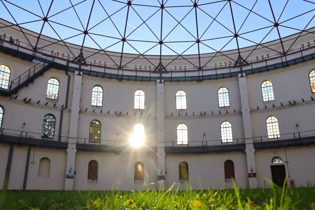 Sonnenstrahlen im Rundbau der Alten Panometer-Halle