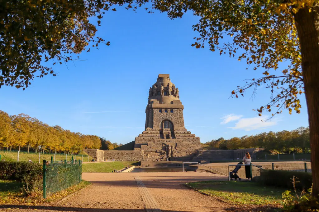 Völkerschlachtdenkmal bei blauem Himmel im Herbst