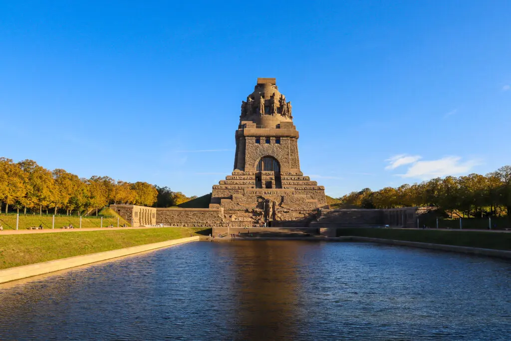 Völkerschlachtdenkmal bei blauem Himmel im Herbst