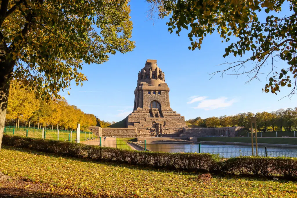 Völkerschlachtdenkmal bei blauem Himmel im Herbst