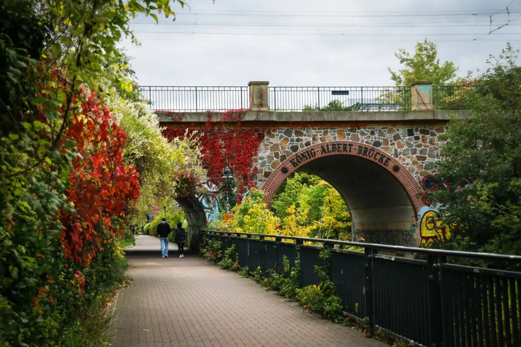 Spazierweg an roter Laubmauer entlang in Plagwitz