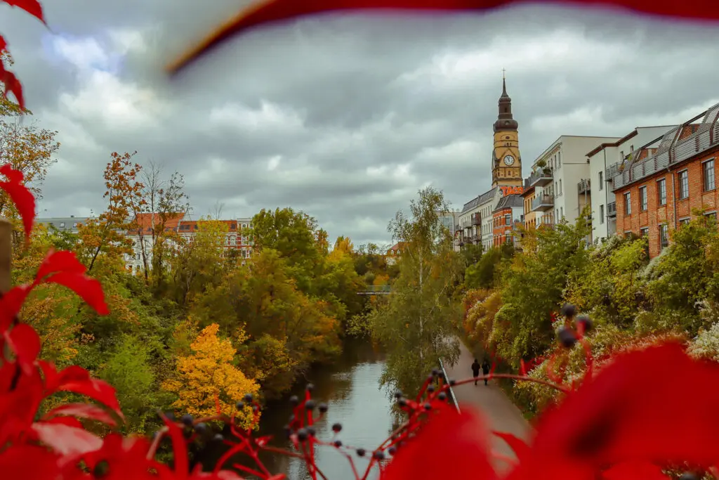 Spazierweg an roter Laubmauer entlang in Plagwitz