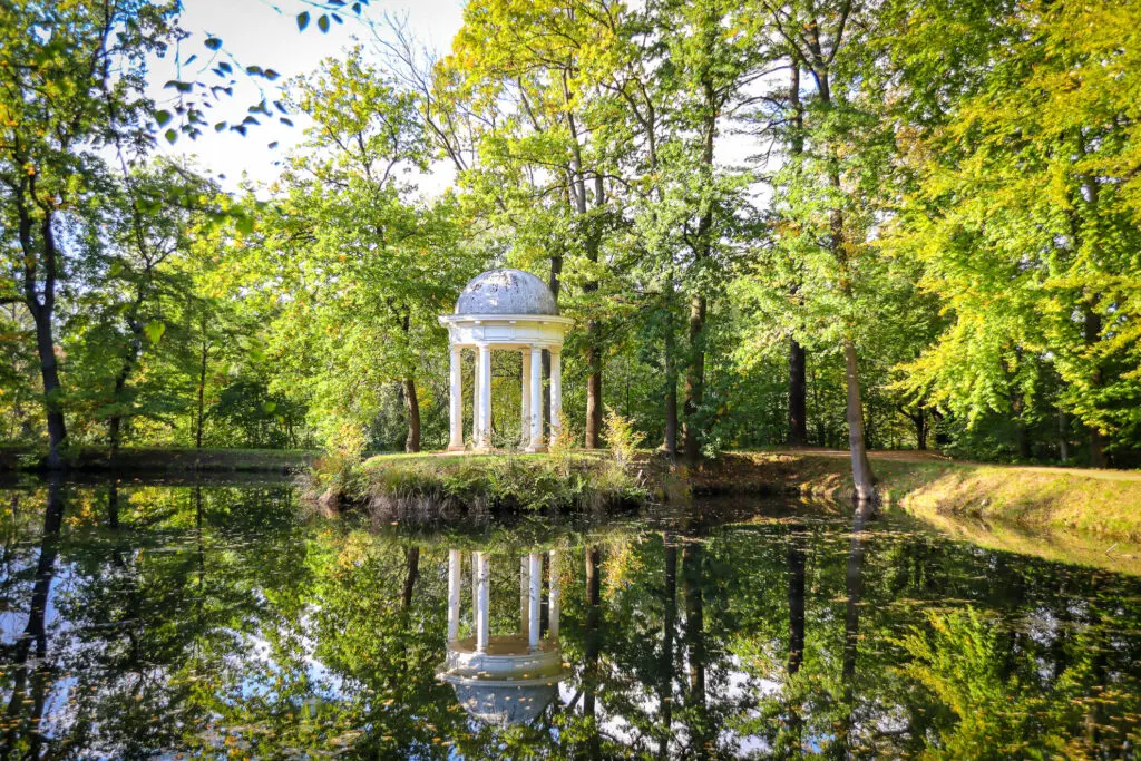 Kleiner klassischer Pavillon am Wasser im Park Leipzig