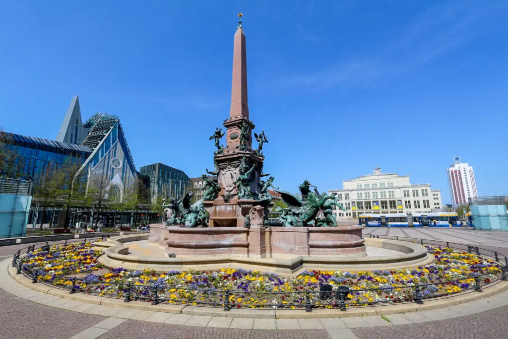Augustusplatz mit Blumenbeeten und Brunnen in Leipzig