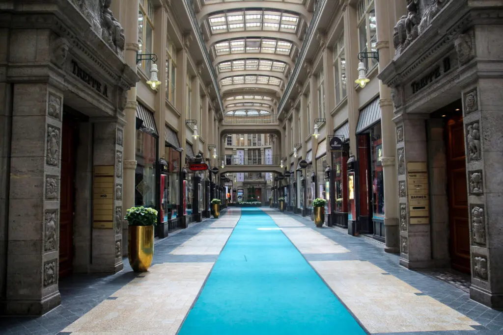 Eingang zur Mädler Passage mit Glasdach und Lichtern