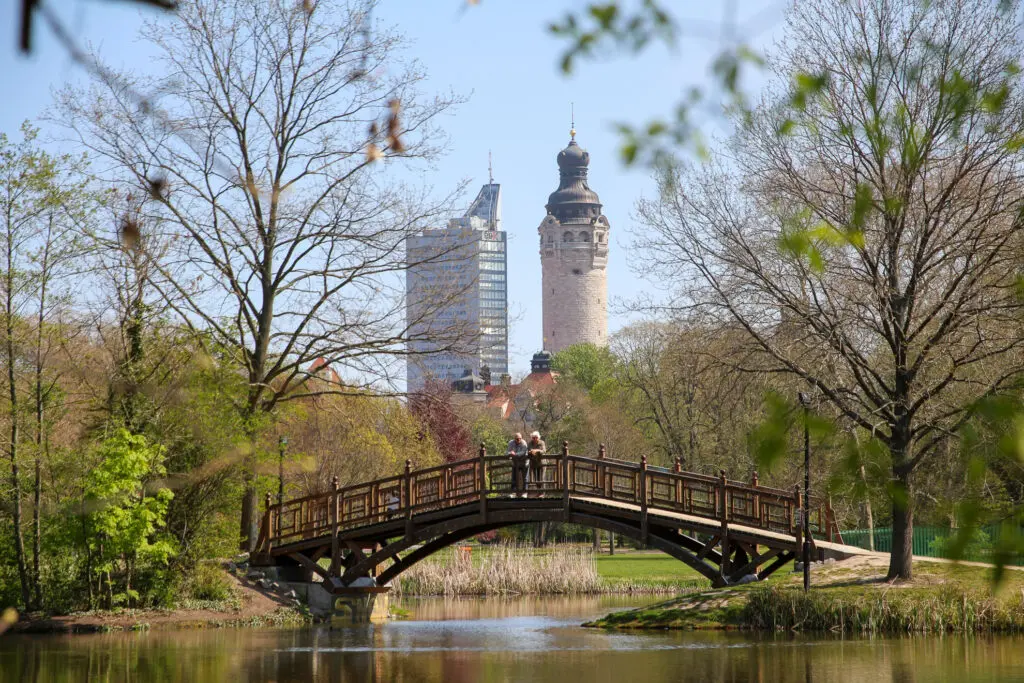 Verschnörkelte Brücke im Johannapark im Frühling