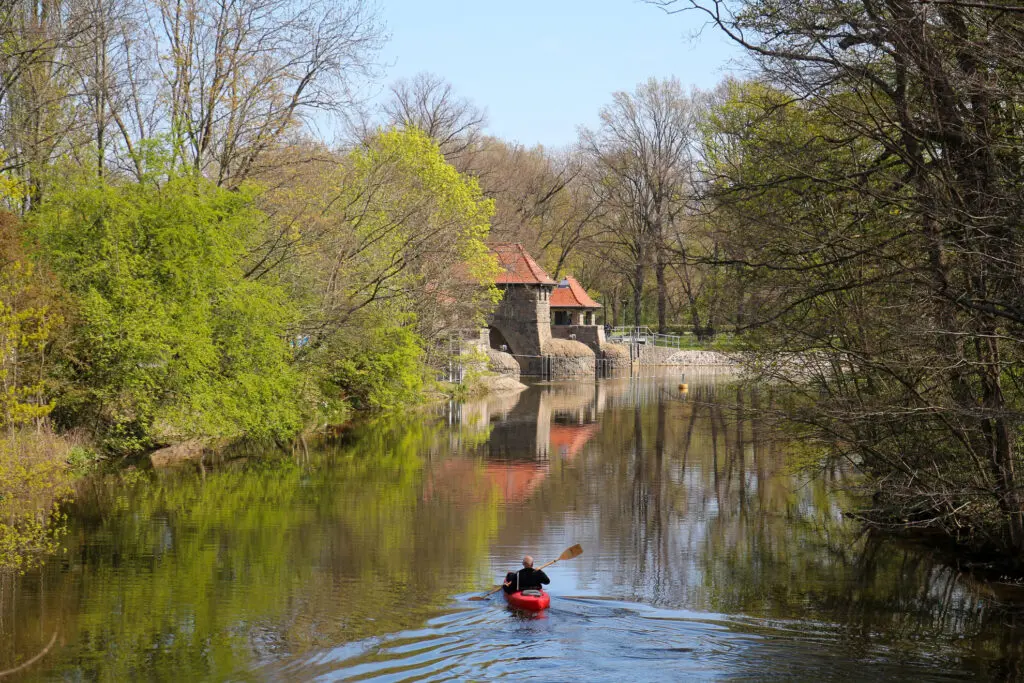Paddler auf ruhigem Fluss bei Leipzig im Frühlingslicht