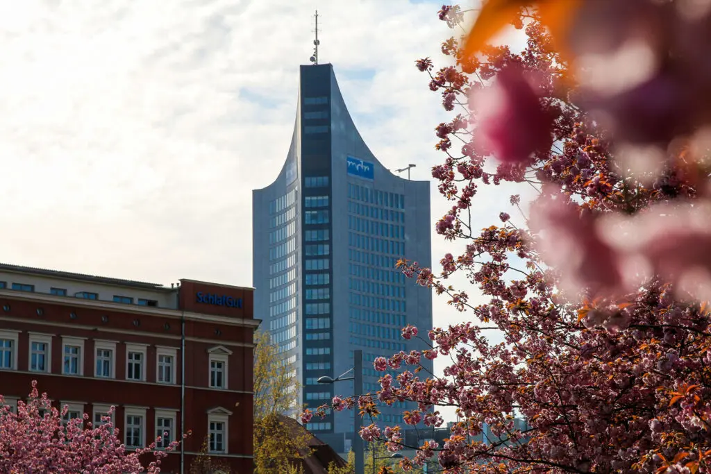 Skyline Leipzig mit Blütenzweig im Vordergrund