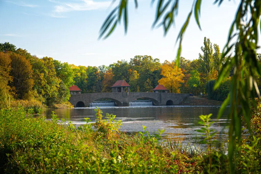Leipziger Park mit Fluss und buntem Herbstlaub