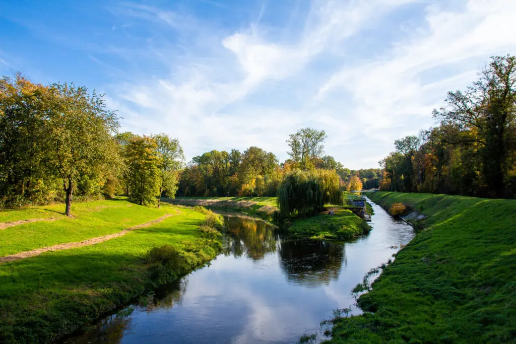 Zweigeteilter Flusslauf mit weitem Himmel über Leipzig