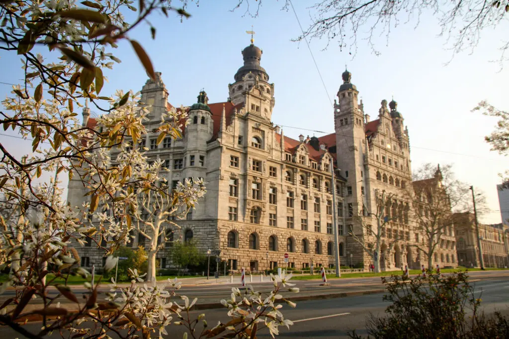 Rathaus Leipzig mit Blumen und klassischer Architektur
