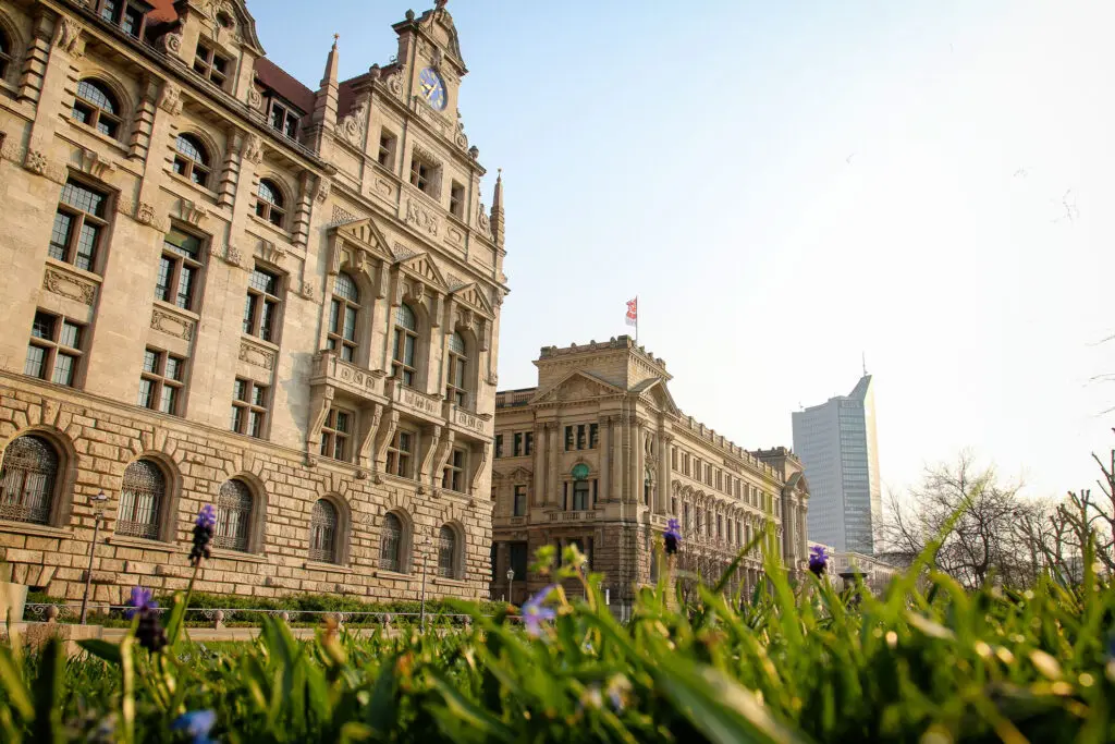 Neues Rathaus Leipzig mit City-Hochhaus im Hintergrund