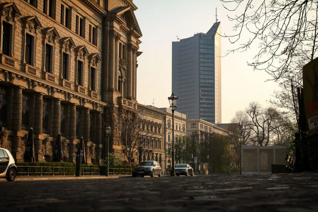 Skyline Leipzigs mit historischen Gebäuden im Sonnenlicht