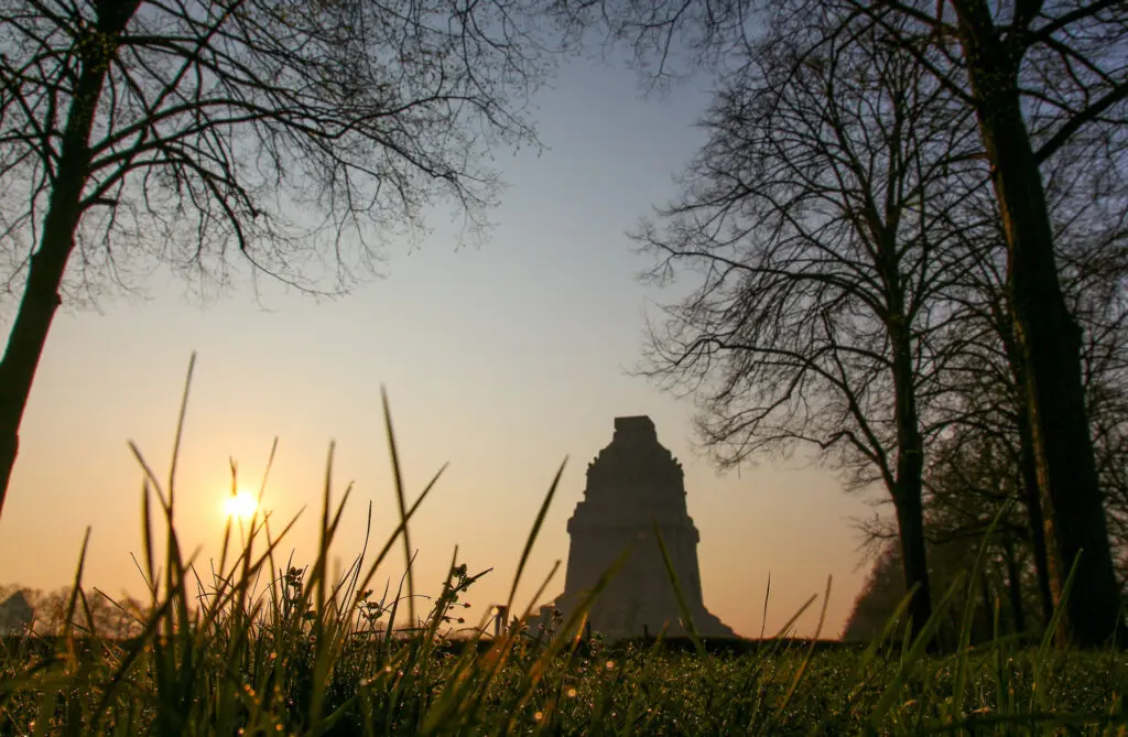 Morgenstimmung am Völkerschlachtdenkmal mit Gräsern
