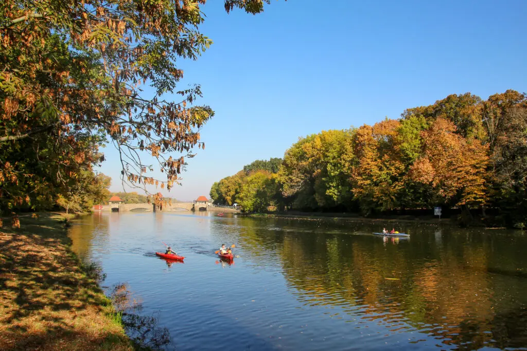 Bunte Boote auf dem Wasser in Leipzig im Herbst