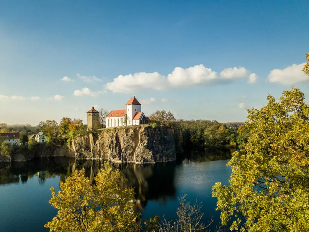 Kirche an einem See bei Sonnenschein