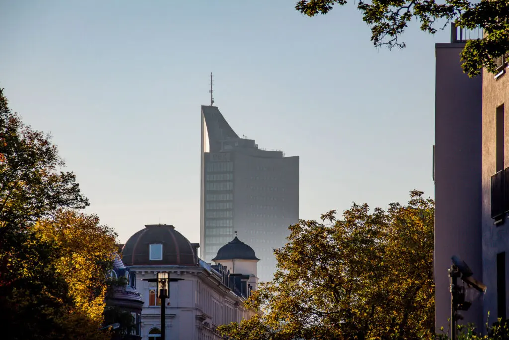Blick auf das City-Hochhaus durch herbstliche Blätter