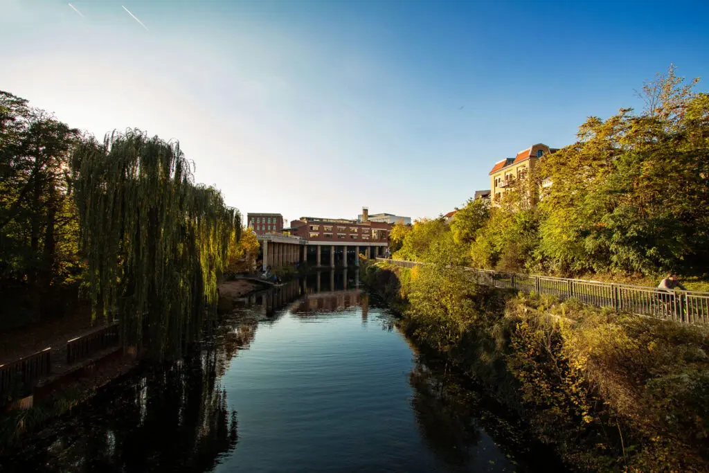 Spiegelung im Karl-Heine-Kanal am Morgen