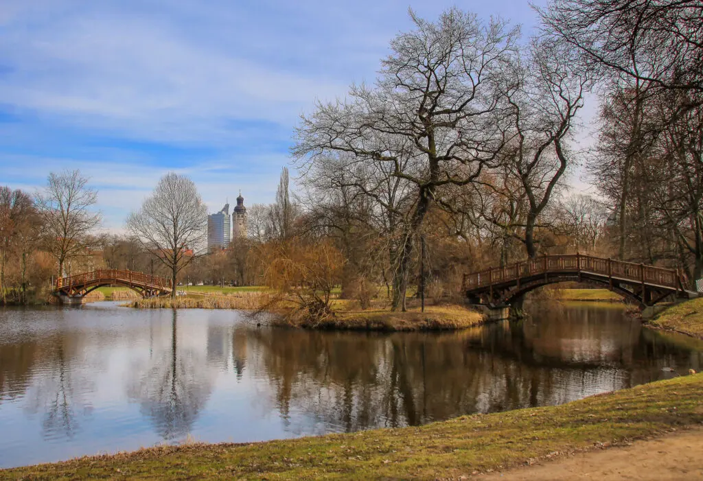 Ruhiger See in Leipzig mit kahlen Bäumen