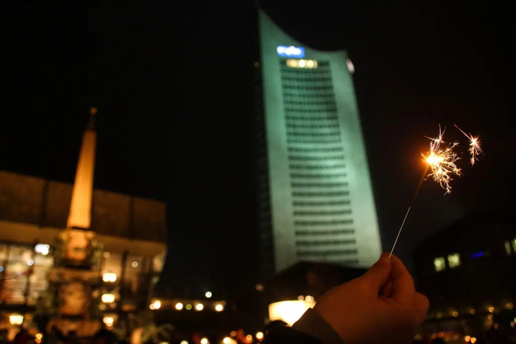 Winterlicher Blick auf das City-Hochhaus bei Nacht