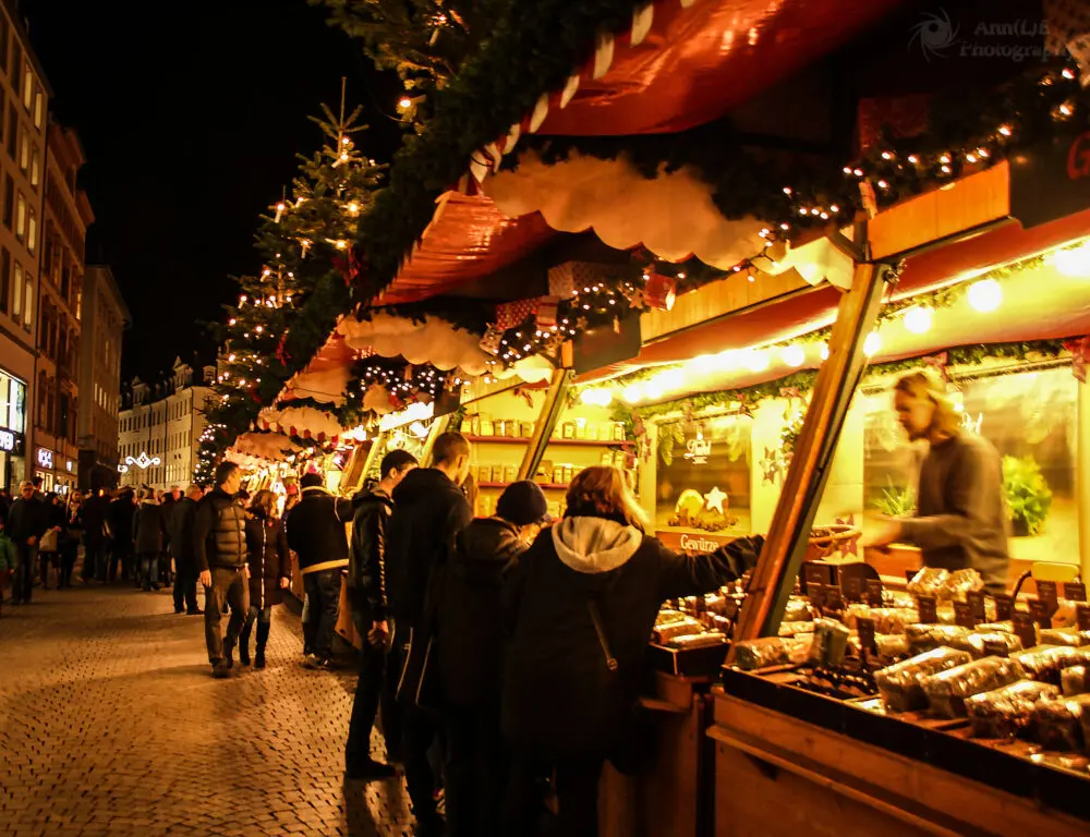 Weihnachtsmarkt Leipzig mit Lichterketten und Verkaufsständen
