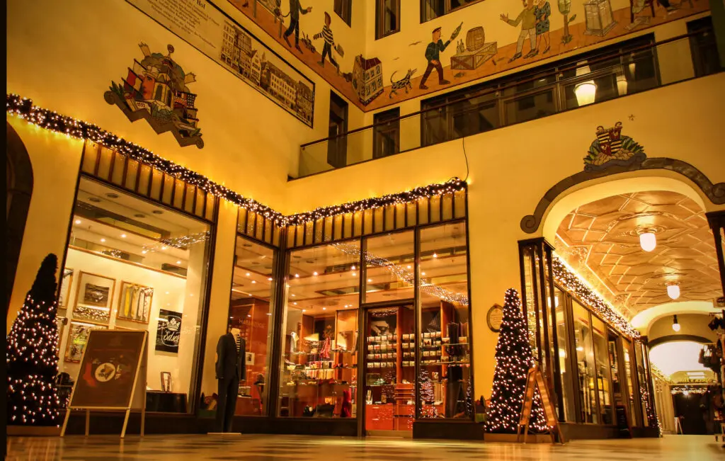 Weihnachtlich beleuchtete Passage in Leipzig