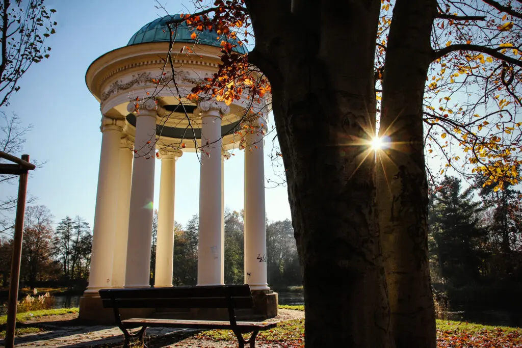 Pavillon im goldenen Licht durch die Bäume