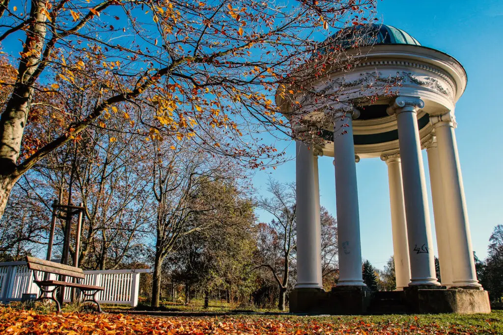 Pavillon mit Herbstlaub im Vordergrund