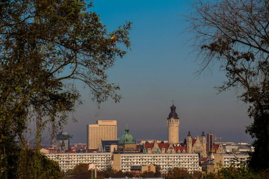 Panorama der Leipziger Innenstadt im Abendlicht