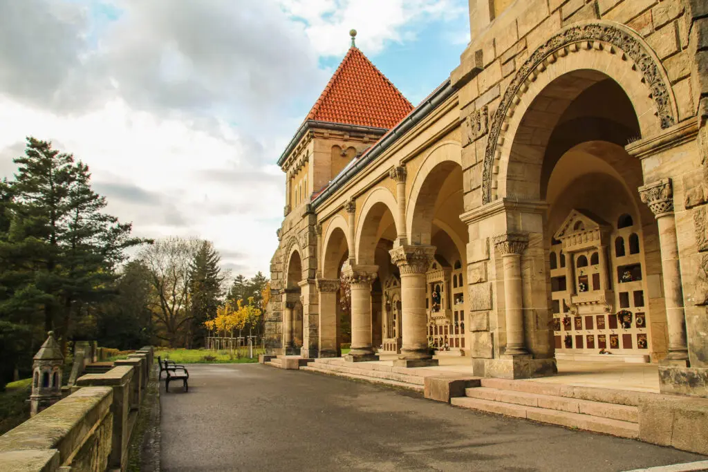 Architektur des Südfriedhofs Leipzig im Sonnenlicht