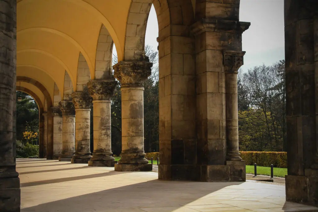 Architektur des Südfriedhofs Leipzig im Sonnenlicht