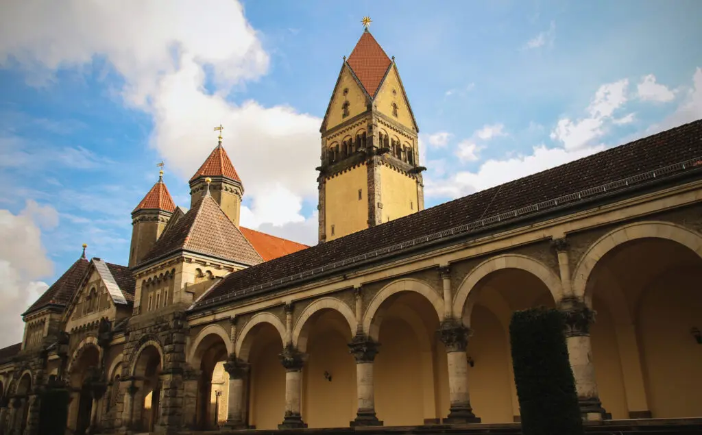 Architektur des Südfriedhofs Leipzig im Sonnenlicht