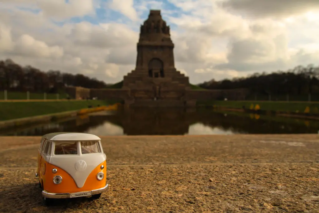 Völkerschlachtdenkmal mit Bulli davor