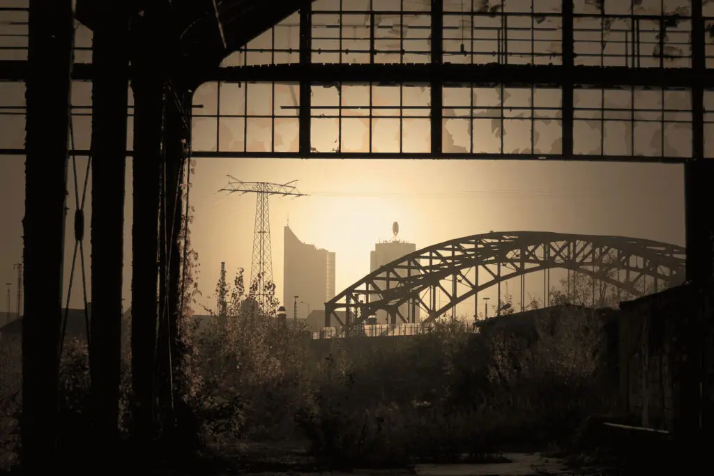 Alter Bahnhof mit Brücke bei Sonnenuntergang