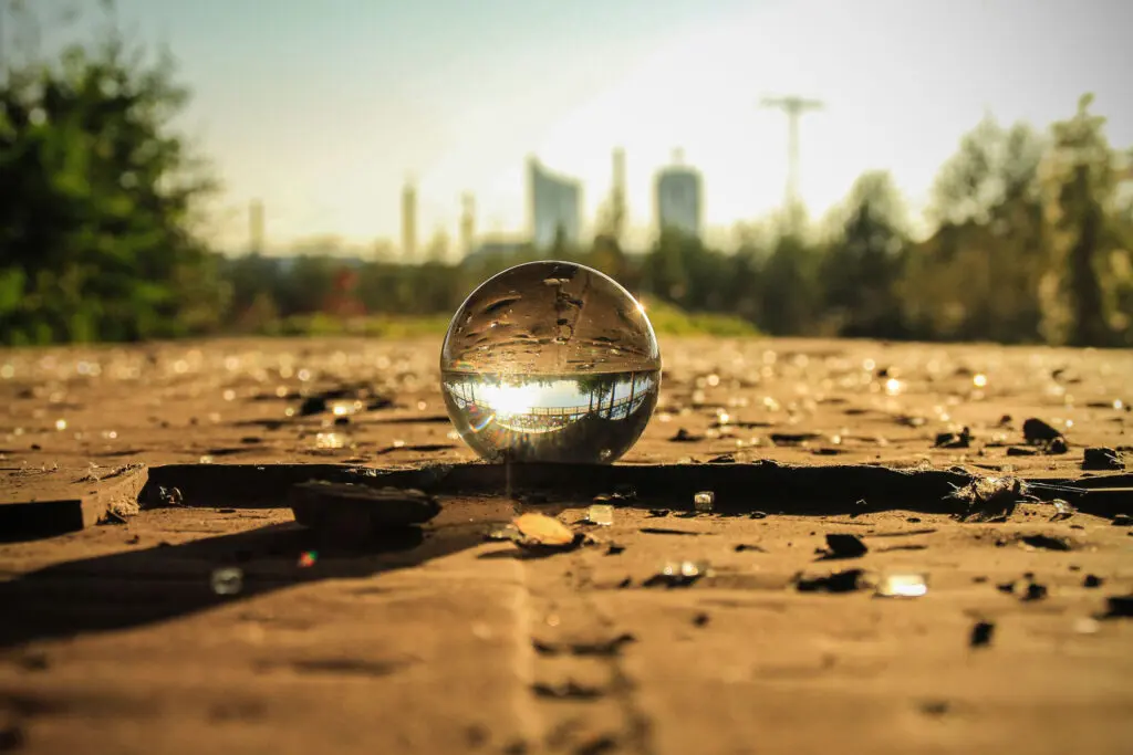 Glaskugel auf Pflaster in der Stadt mit Skyline im Hintergrund