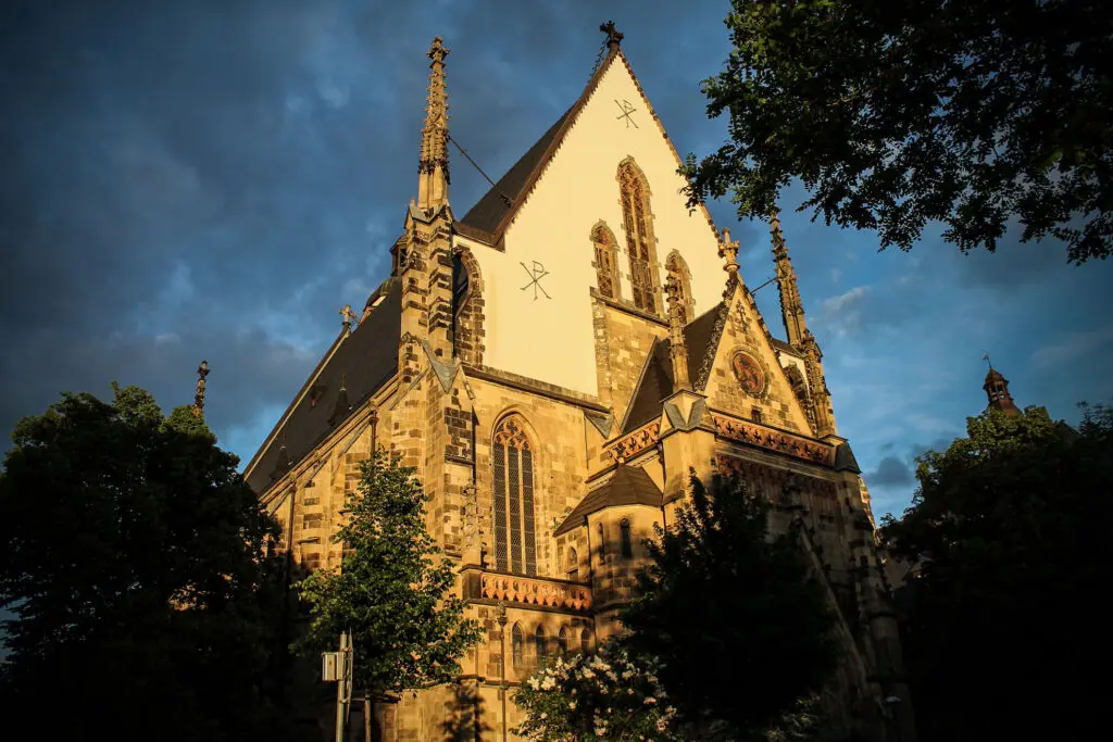 Thomaskirche im goldenen Abendlicht
