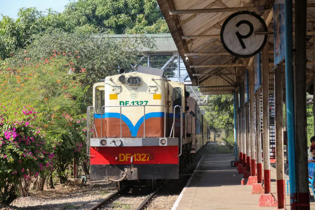 Bunte Diesellok im Bahnhof von Myanmar