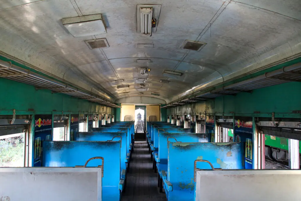 Leerer Waggon mit blauen Plastiksitzen in altem Zug
