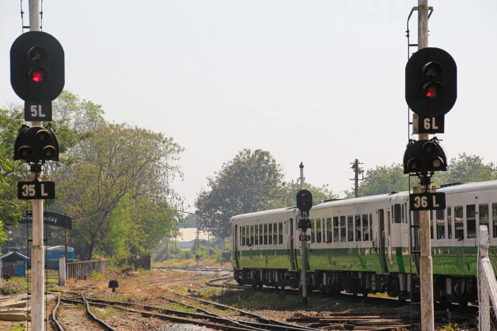 Alter Zug auf Nebenstrecke in Yangon