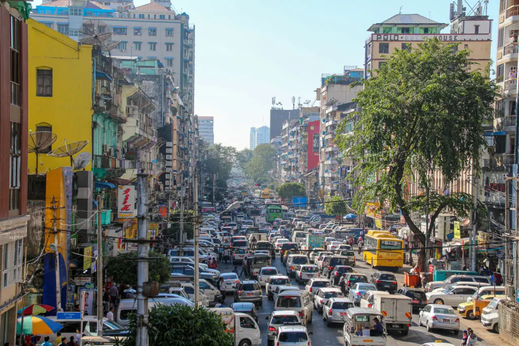 Verkehrsstau in Yangon mit bunten Gebäuden