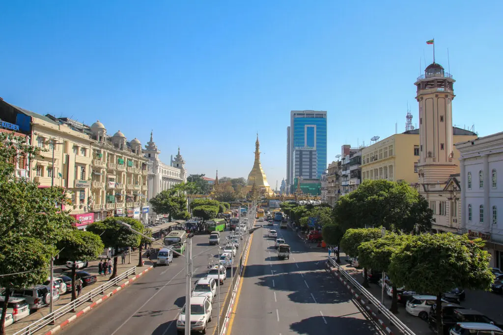 Hauptstraße von Yangon mit Shwedagon-Pagode im Hintergrund