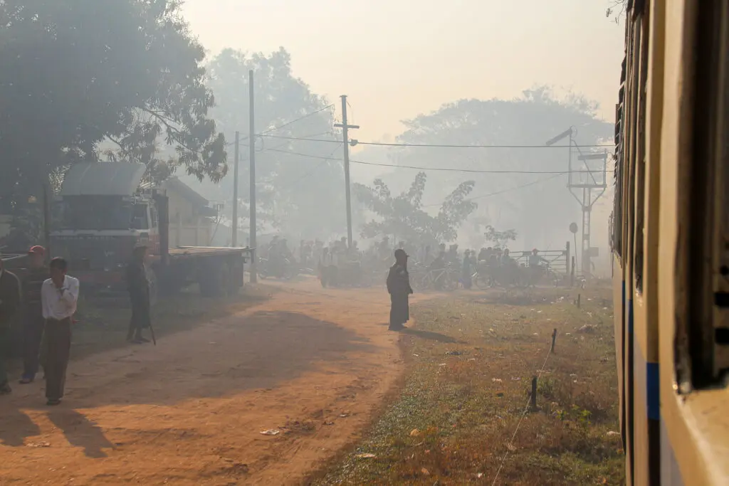 Zugstrecke im goldenen Licht in ländlicher Umgebung